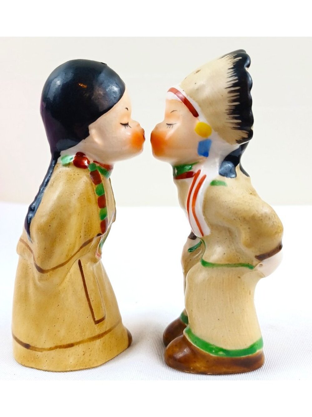 Vintage Napco National Potteries Co Kissing Couple Salt & Pepper Shakers
